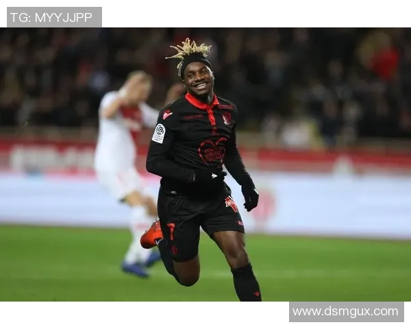 美国足球明星因抗议社会问题联合罢赛引发广泛关注与讨论 美国足球明星因抗议社会问题联合罢赛引发广泛关注与讨论