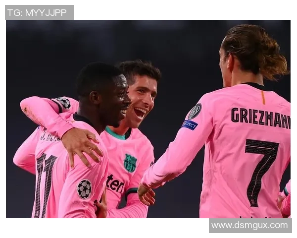 足球明星穿粉色球衣展现时尚魅力引领潮流风尚